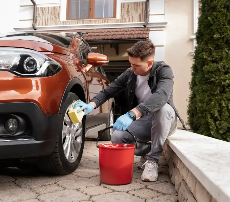 Lavage auto à domicile Le Bourget : professionnel intervenant sur un véhicule